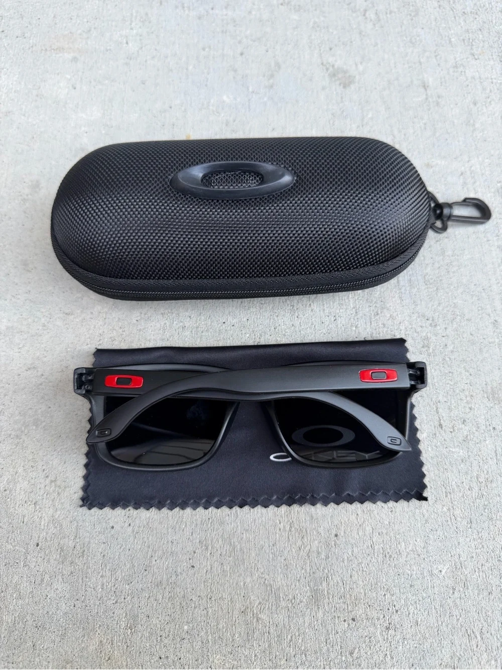 Oakley Holbrook Sunglasses Red / Black Frame Polarized Iridium Prizm Lens